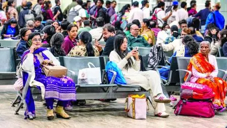 ગઈ કાલે રાયપુર ઍરપોર્ટ પર રઝળી પડેલા ઇન્ડિગો ઍરલાઇન્સના પૅસેન્જરો.