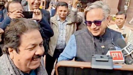 શશી થરૂર ક્રિકેટ બોર્ડના ઉપાધ્યક્ષ રાજીવ શુક્લા સાથે