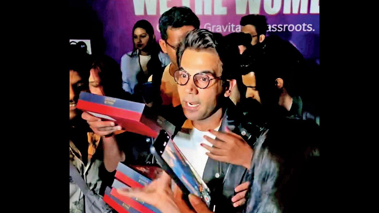 રાજકુમારે આ ઇવેન્ટમાં દીકરીના જન્મની ખુશીમાં ફોટોગ્રાફર્સને મીઠાઈ વહેંચી હતી