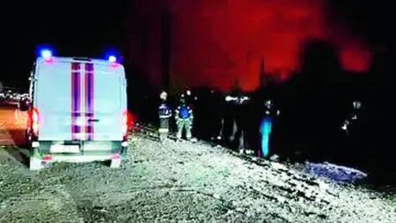 રશિયાના બેલ્ગોરોડ શહેરમાં લગભગ ૧૦૦૦ કિલોનો બૉમ્બ પડ્યા પછી ખાડો પડી ગયો હતો.