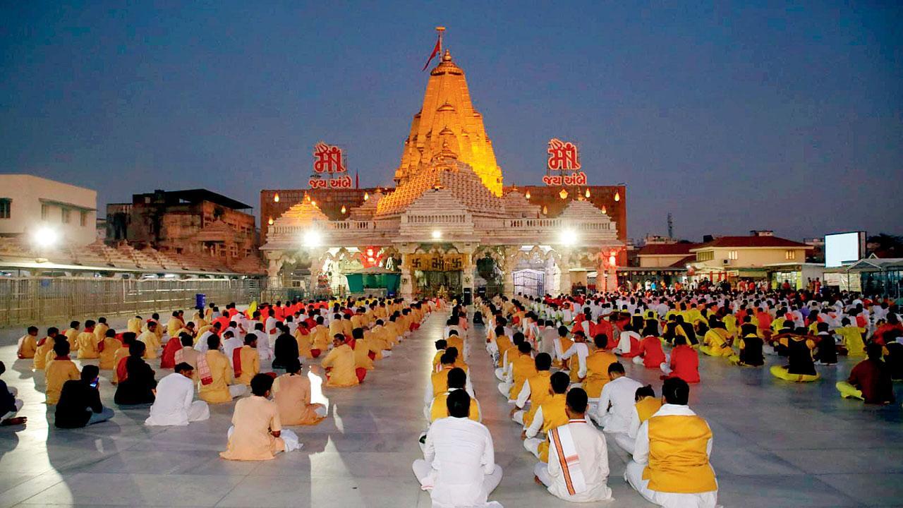 અંબાજીના ચાચર ચોકમાં યોજાયેલી સ્પર્ધામાં ઋષિકુમારો અને મહાનુભાવો