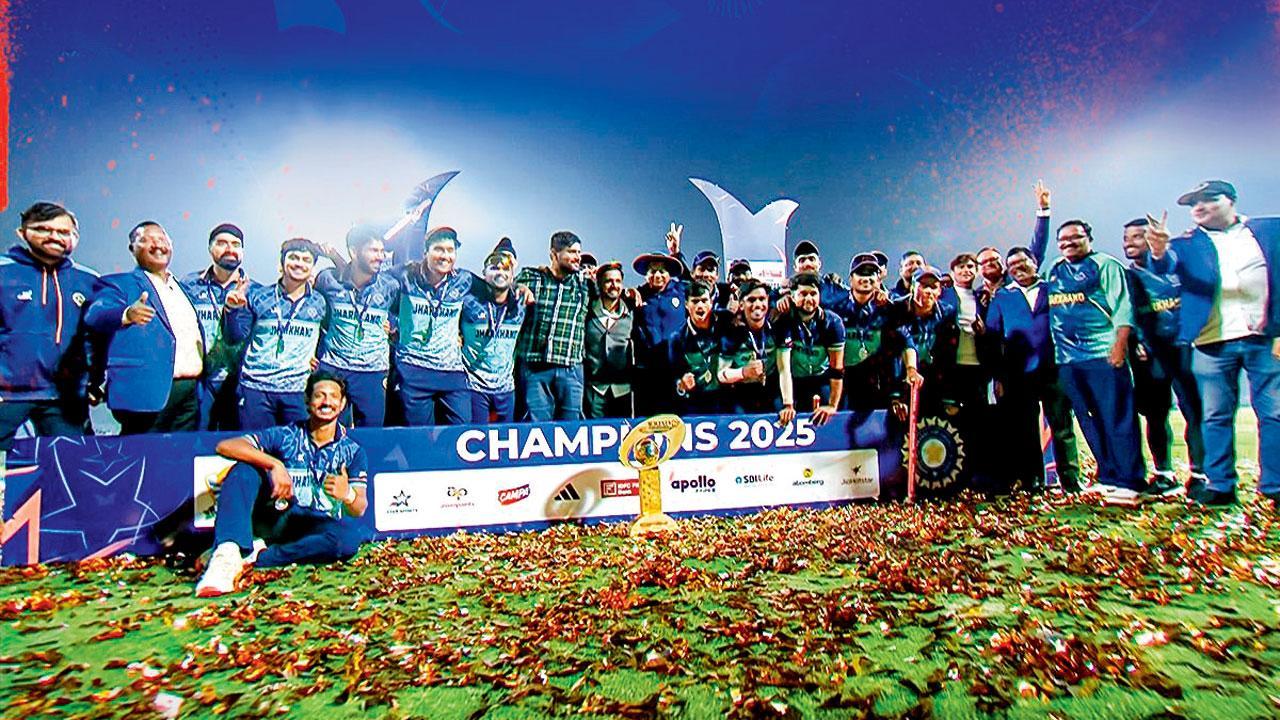 ગઈ કાલે સૈયદ મુશ્તાક અલી ટ્રોફી T20 ટુર્નામેન્ટની વિનિંગ ટ્રોફી સાથે સેલિબ્રેશન કરી રહેલી ઝારખંડની ટીમ