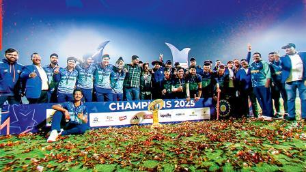 ગઈ કાલે સૈયદ મુશ્તાક અલી ટ્રોફી T20 ટુર્નામેન્ટની વિનિંગ ટ્રોફી સાથે સેલિબ્રેશન કરી રહેલી ઝારખંડની ટીમ