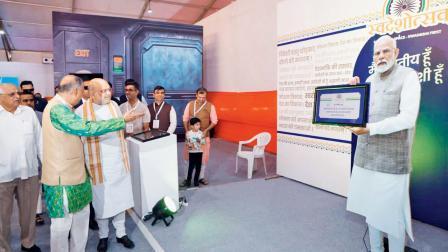 સ્વદેશી વસ્તુઓ અપનાવવાની અપીલ કરનારા નરેન્દ્ર મોદીના કટઆઉટ પાસે અમિત શાહ, ભૂપેન્દ્ર પટેલ, હર્ષ સંઘવી અને આયોજકો