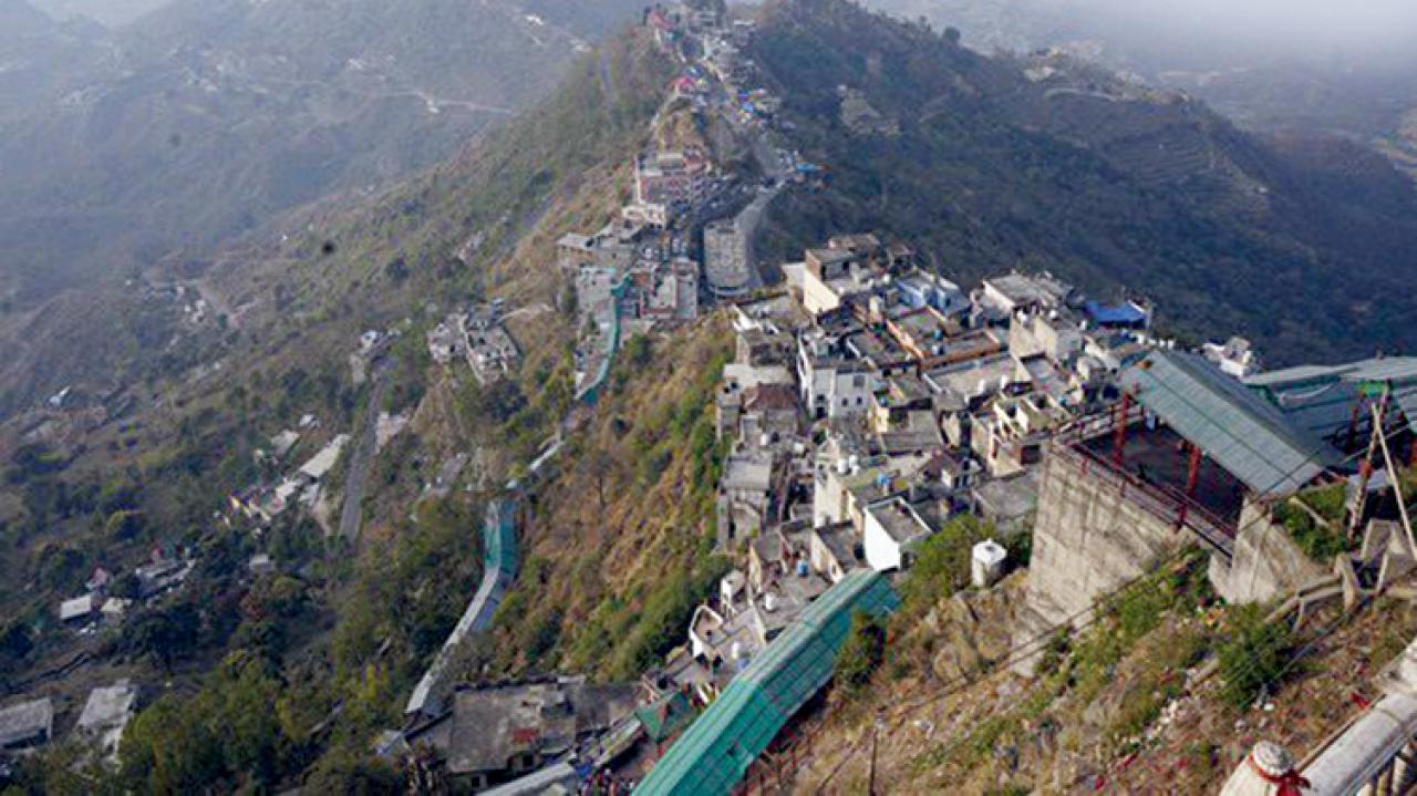 પ્રકૃતિના ખોળે આવેલું મંદિર પરિસર.