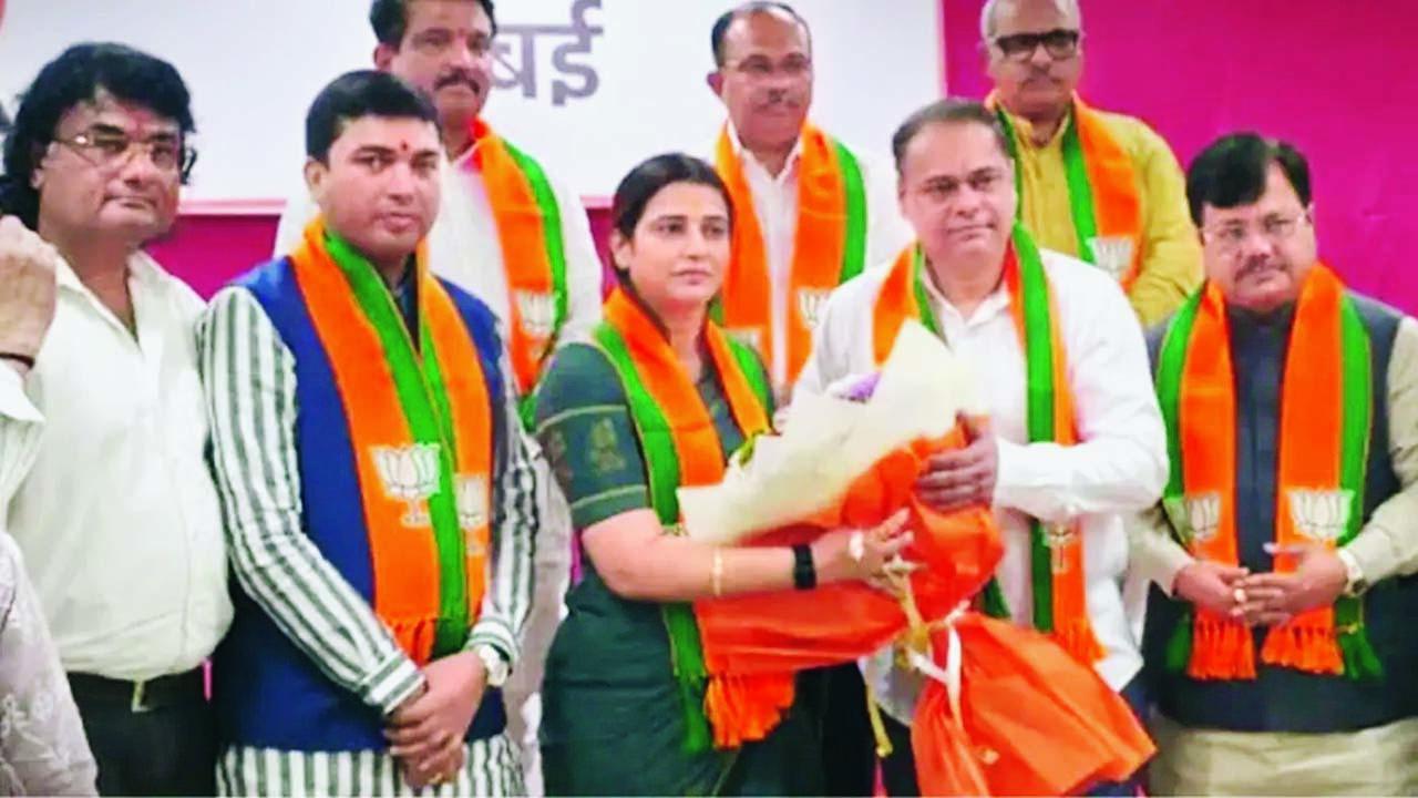 તેજસ્વી ઘોસાળકર અને વિનોદ ઘોસાળકર બન્ને વચ્ચે રાજકીય અંટસ વિધાનસભાની ચૂંટણી વખતે જ પડ્યો હતો