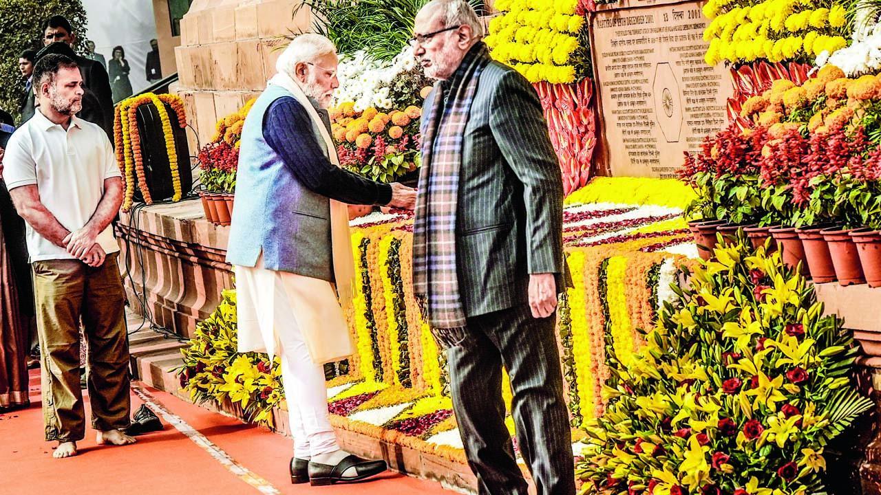 વડા પ્રધાન નરેન્દ્ર મોદીએ શહીદોને પુષ્પાંજલિ આપી હતી