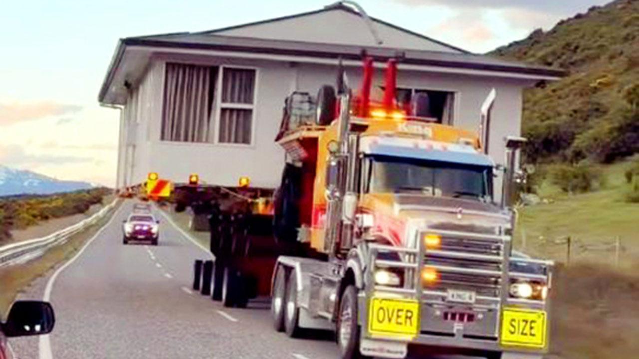 વાઇરલ થયેલા એક વિડિયોમાં ટ્રક પર આખેઆખું ઘર લાદીને લઈ જવાતું હોય એવું દેખાય છે