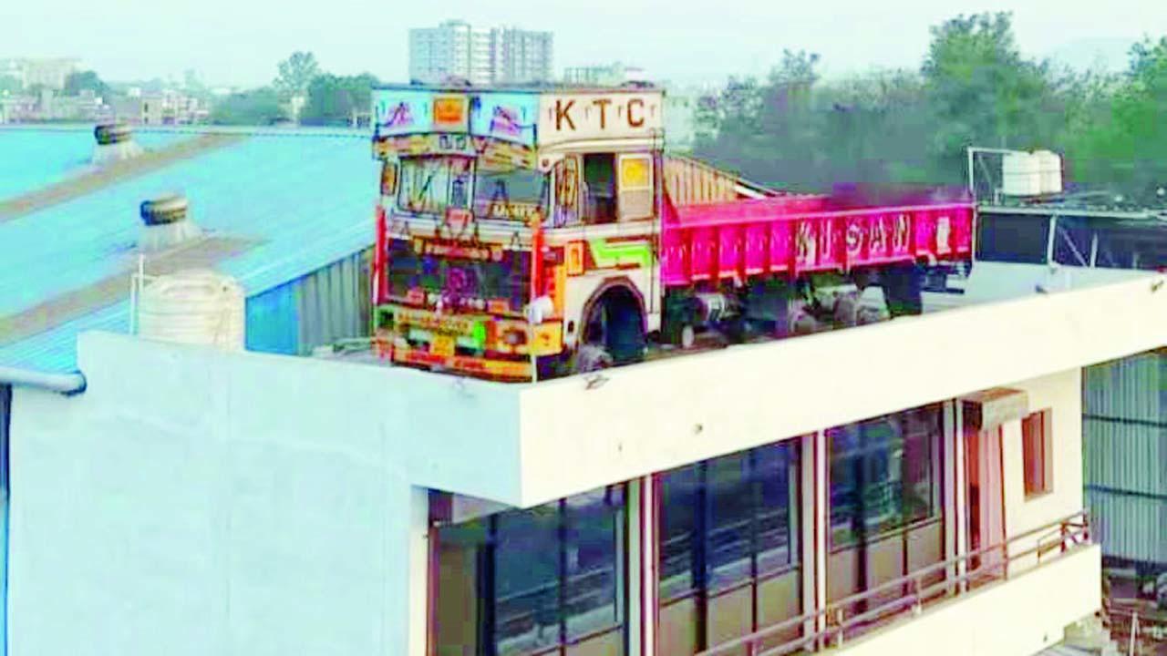 મકાનની છત પર મોટી ટ્રક