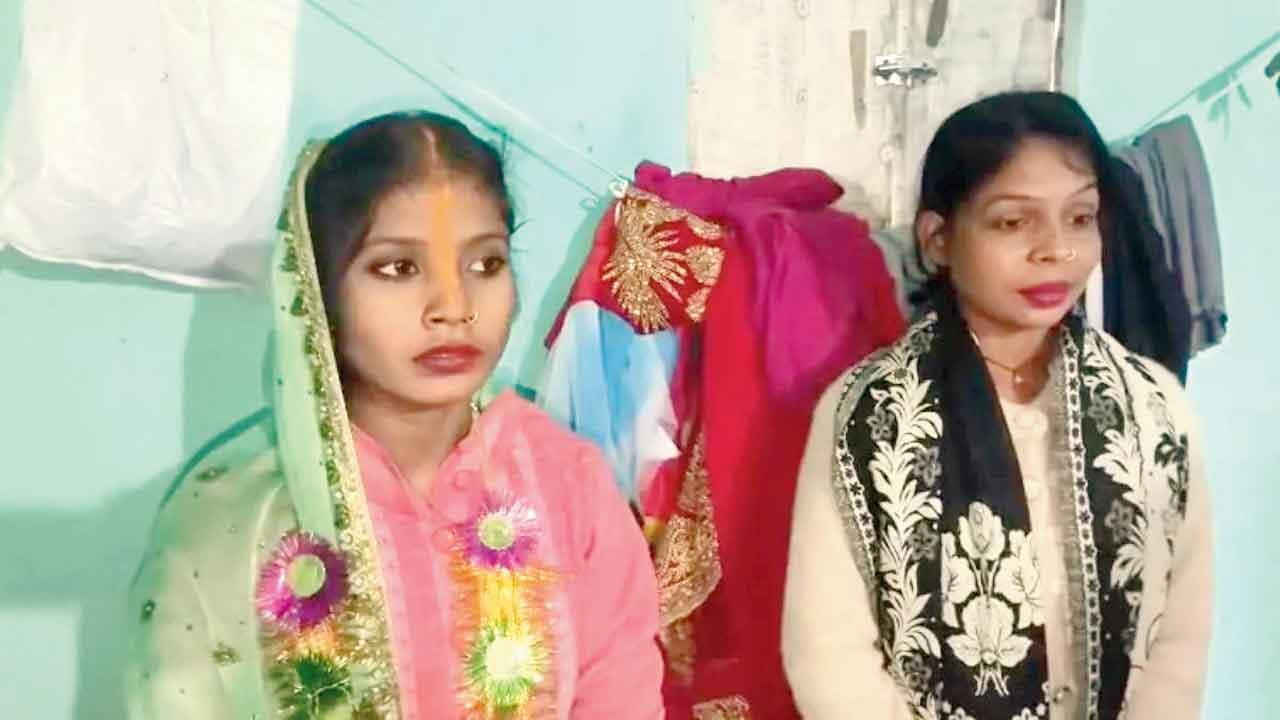 બૅન્ડવાજાં વિના ચૂલાની ફરતે ફેરા લઈને બે બહેનપણીઓ બની ગઈ પતિ-પત્ની