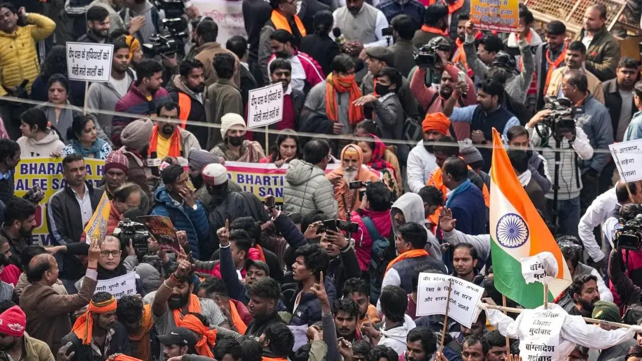 દિલ્હીમાં બાંગ્લાદેશ હાઈ કમિશનની બહાર VHPના કાર્યકરોનું વિરોધ પ્રદર્શન