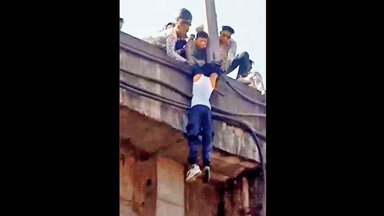 બાઇકર બ્રિજ પરથી નીચે પડ્યો, પણ ખિલ્લામાં ફસાયેલા શર્ટે બચાવી લીધો