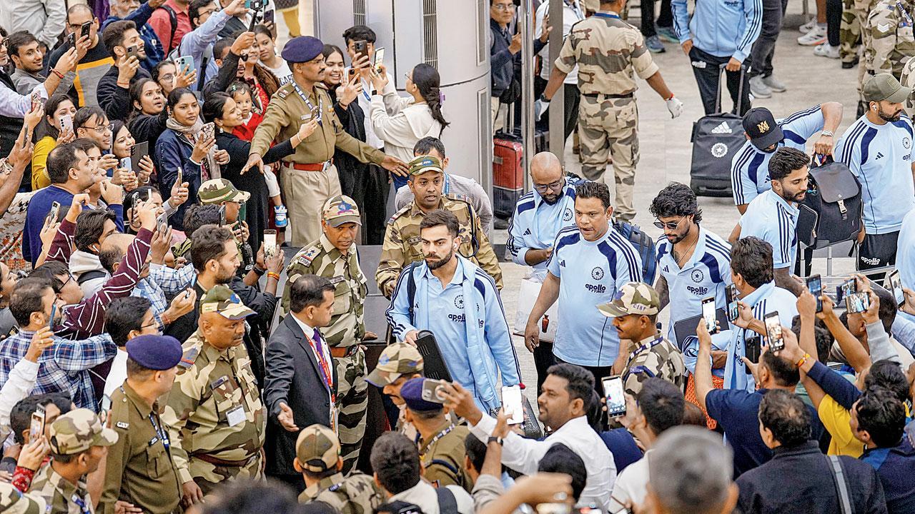 ગુરુવારે રાતે વિશાખાપટનમના ઍરપોર્ટ પર ફૅન્સની ભીડ અને ભારે સુરક્ષા વચ્ચે વિરાટ કોહલી અને રોહિત શર્મા સહિતના પ્લેયર્સ ત્રીજી વન-ડે રમવા પહોંચ્યા હતા