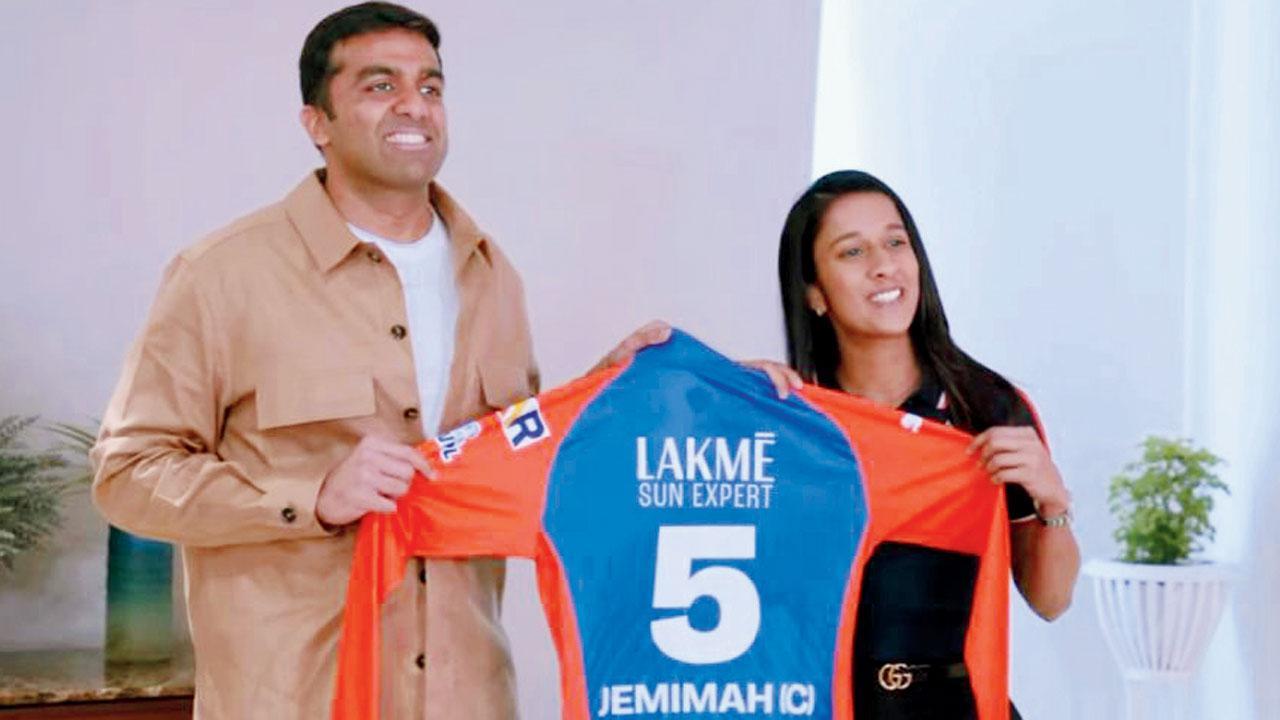 દિલ્હી કૅપિટલ્સના માલિક પાર્થ જિન્દલે કૅપ્ટન જેમિમા રૉડ્રિગ્સ લખેલી જર્સી ભેટ આપી હતી નવી કૅપ્ટનને