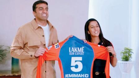 દિલ્હી કૅપિટલ્સના માલિક પાર્થ જિન્દલે કૅપ્ટન જેમિમા રૉડ્રિગ્સ લખેલી જર્સી ભેટ આપી હતી નવી કૅપ્ટનને