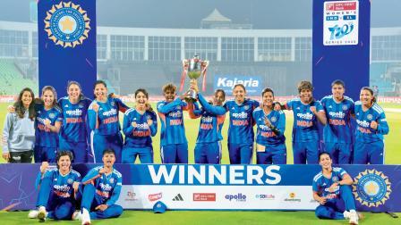 ગઈ કાલે શ્રીલંકા સામેની પાંચ મૅચની T20 સિરીઝ ૫-૦થી જીતી ગયા બાદ ​સેલિબ્રેશન કરી રહેલી ભારતીય મહિલા ટીમ
