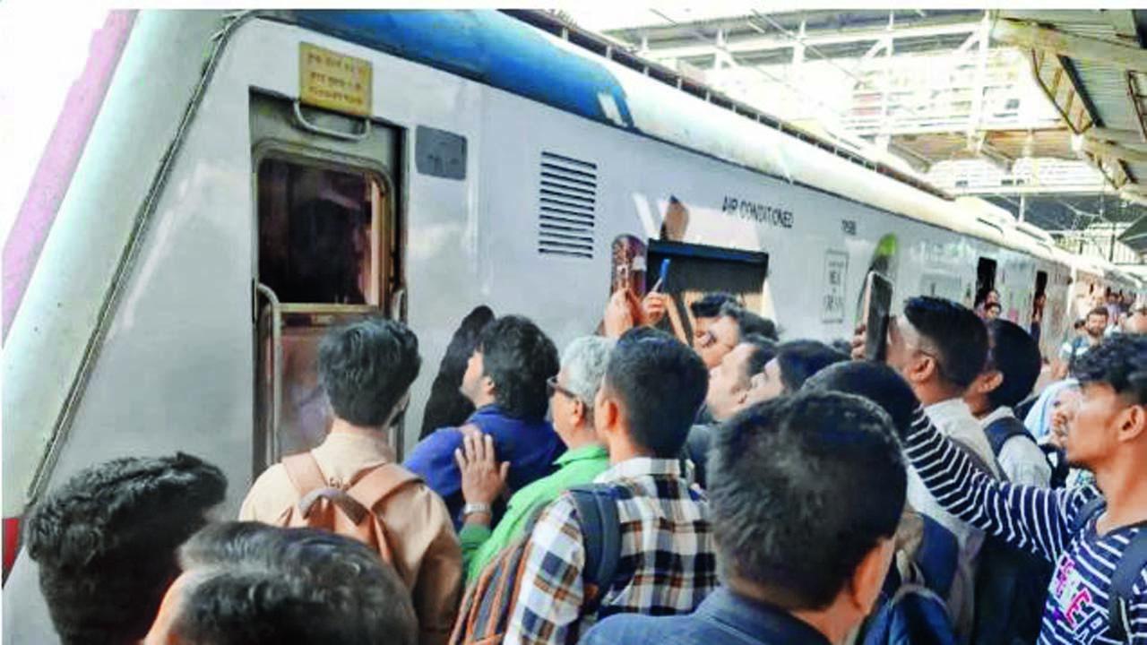 દાદર સ્ટેશન પર ઊતરવા ન મળતાં રોષે ભરાયેલા પ્રવાસીઓએ મોટરમૅન અને ગાર્ડ સાથે જીભાજોડી કરીને પોતાનો રોષ વ્યક્ત કર્યો હતો.   