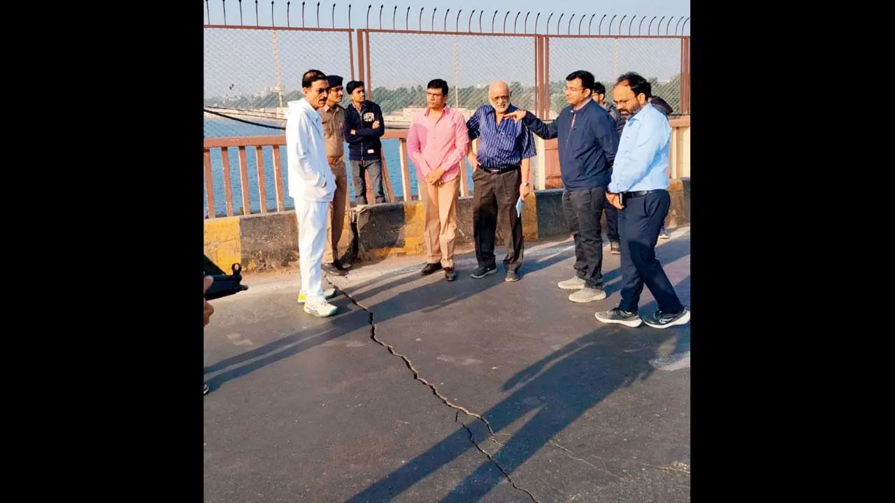 બ્રિજ પર મોટી તિરાડ પડી છે ત્યાં જઈને અમદાવાદના પોલીસ-કમિશનર જી. એસ. મલિક તેમ જ અન્ય પોલીસ અને કૉર્પોરેશનના અધિકારીઓએ સમીક્ષા કરી હતી
