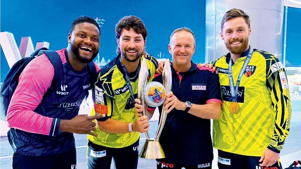 ડાબેથી રોમારિયો શેફર્ડ, ટિમ ડેવિડ, કોચ ઍન્ડી ફ્લાવર અને ફિલ સૉલ્ટે ટ્રોફી સાથે ફોટો પડાવ્યો