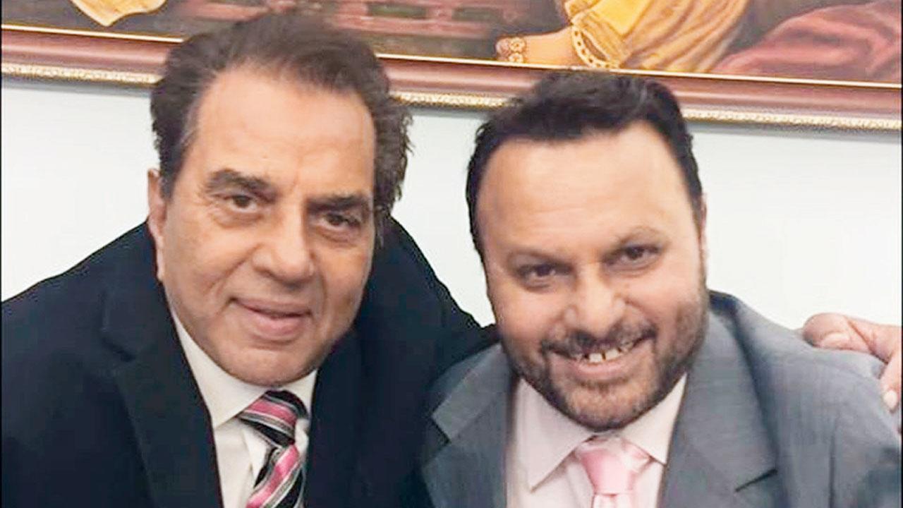 ધર્મેન્દ્ર સાથે ડિરેક્ટર અનિલ શર્મા