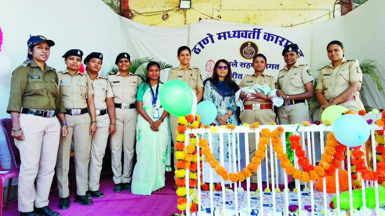 થાણેની જેલમાં આનંદ અને ઉત્સાહથી બાળકીની નામકરણ વિધિ થઈ હતી.