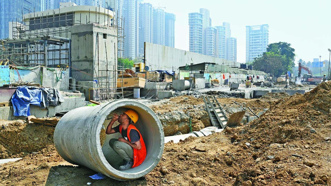 વરલીમાં મેટ્રોનું કામ ચાલી રહ્યું હતું ત્યારે જૂન મહિનાના બફારામાં એક મજૂર સખત તડકામાં સિમેન્ટની પાઇપમાં બેસીને તેની તરસ છિપાવી રહ્યો હતો. આ ક્ષણને આશિષ રાજેએ અફલાતૂન રીતે કૅમેરામાં કેદ કરી લીધી હતી, જેના માટે તેમને સેકન્ડ પ્રાઇઝ આપવામાં આવ્યું હતું. 