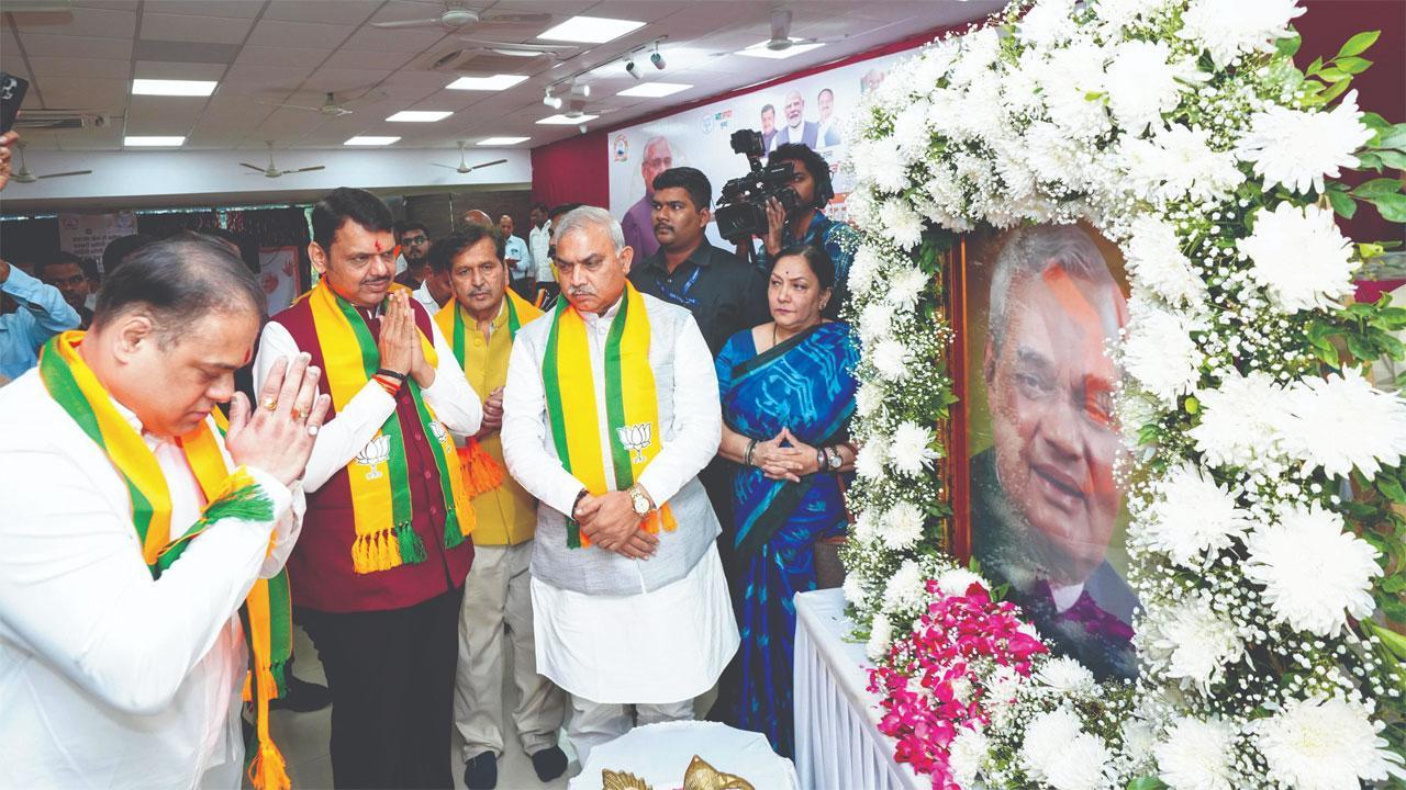 ગઈ કાલે મુંબઈમાં અટલ બિહારી વાજપેયીને પુષ્પાંજલિ અર્પણ કરીને નમન કરી રહેલા દેવેન્દ્ર ફડણવીસ.