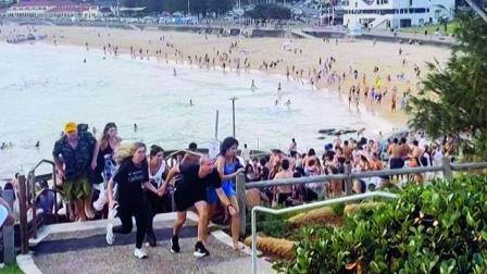 અંધાધૂંધ ગોળીબાર થવાથી સિડનીના બૉન્ડી બીચ પર નાસભાગ મચી હતી. 