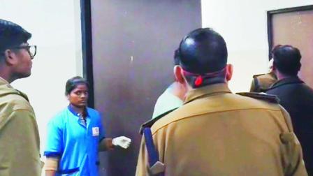 હૉસ્પિટલની સફાઈ-કર્મચારીએ આ જોઈને તરત જ તેણે સ્ટાફને સૂચના આપી હતી