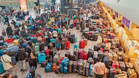 બૅન્ગલોરમાં ચેક-ઇન થયેલી સેંકડો બૅગો ઍરપોર્ટની અંદર પડેલી જોવા મળી હતી