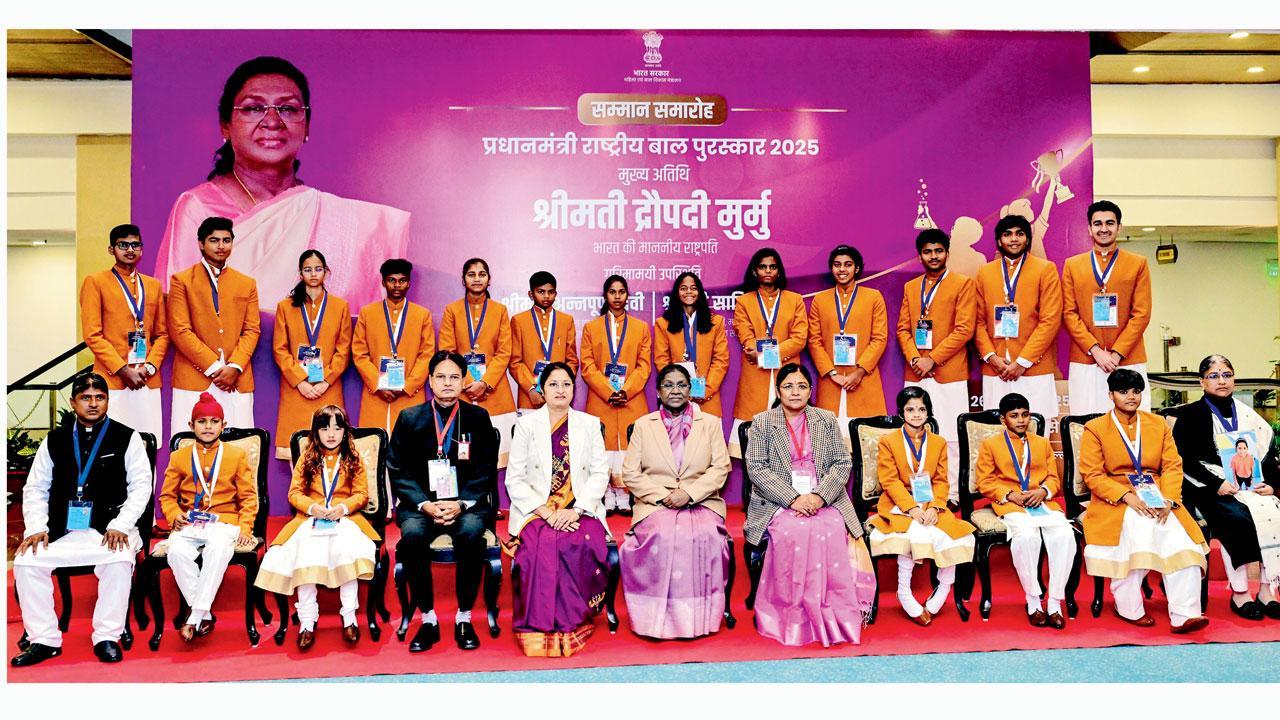 તમામ અવૉર્ડવિનર બાળકો સાથે રાષ્ટ્રપતિ દ્રૌપદી મુર્મુ. 