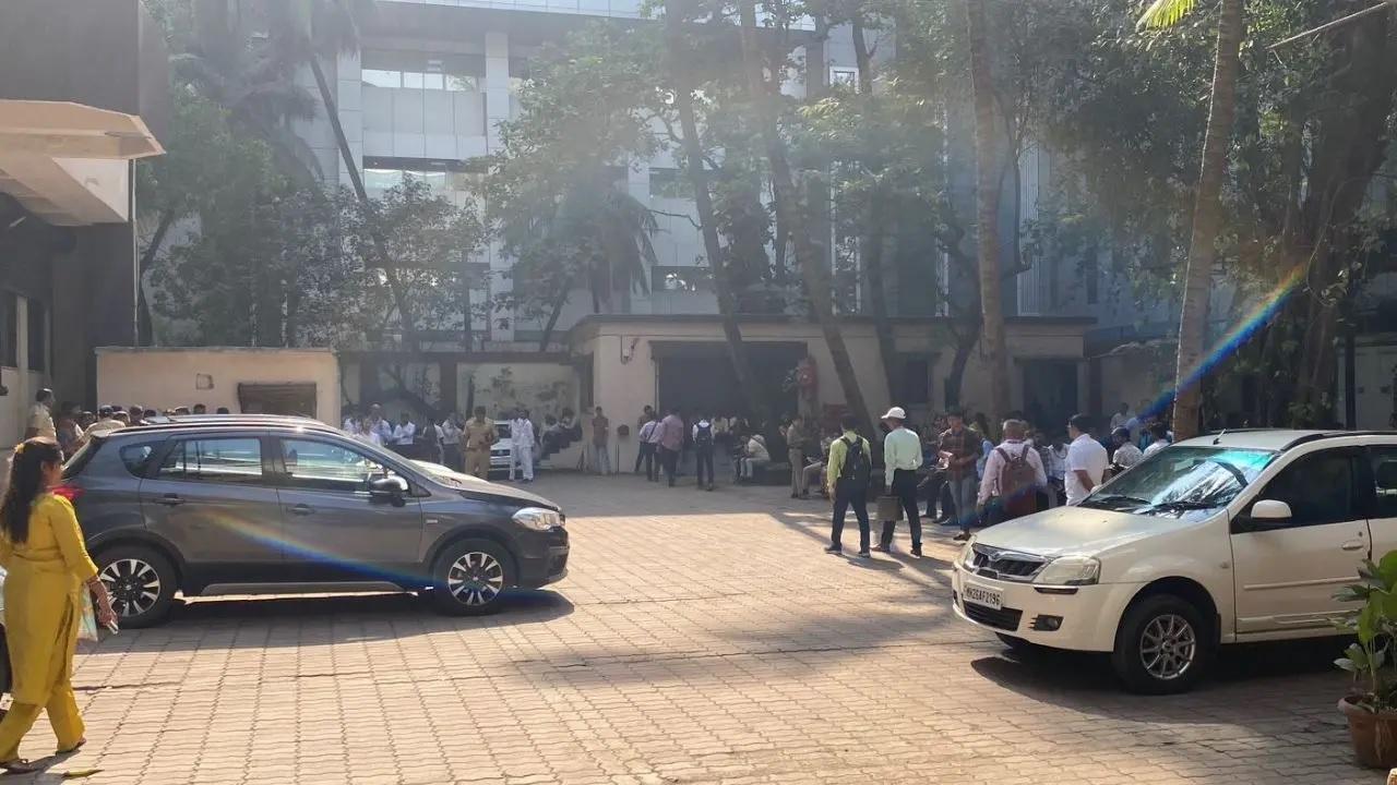 બાંદ્રા કોર્ટને ઈમેલ દ્વારા બોમ્બથી ઉડાવી દેવાની ધમકી મળતા માહોલ ગરમાયો (તસવીરો : શાદાબ ખાન)