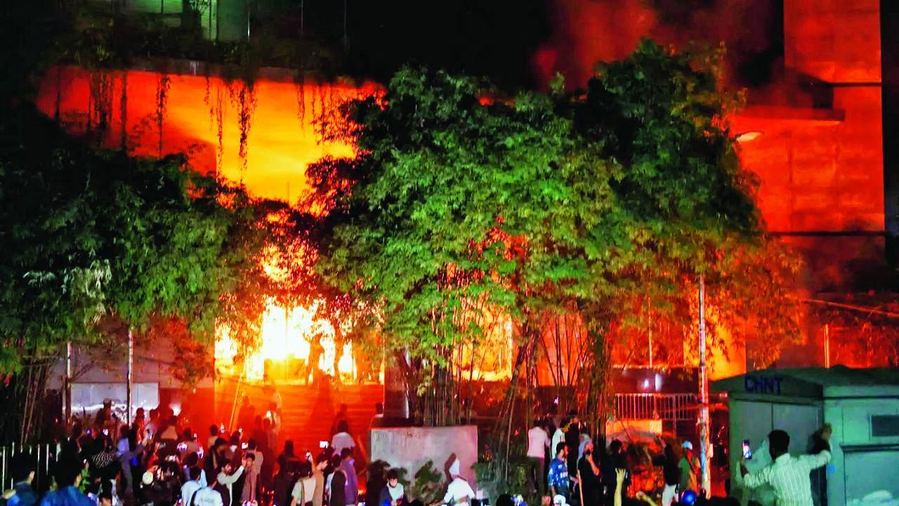 બિલાલ હુસેનના ઘરમાં બદમાશોએ આગ લગાવી દીધી હતી.