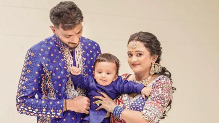 અક્ષર પટેલ પત્ની મેહા પટેલ અને દીકરા હક્ષ સાથે
