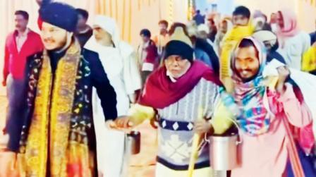 વાયરલ વીડિયોમાંથી સ્ક્રીન શૉટ (તસવીર: સોશિયલ મીડિયા)