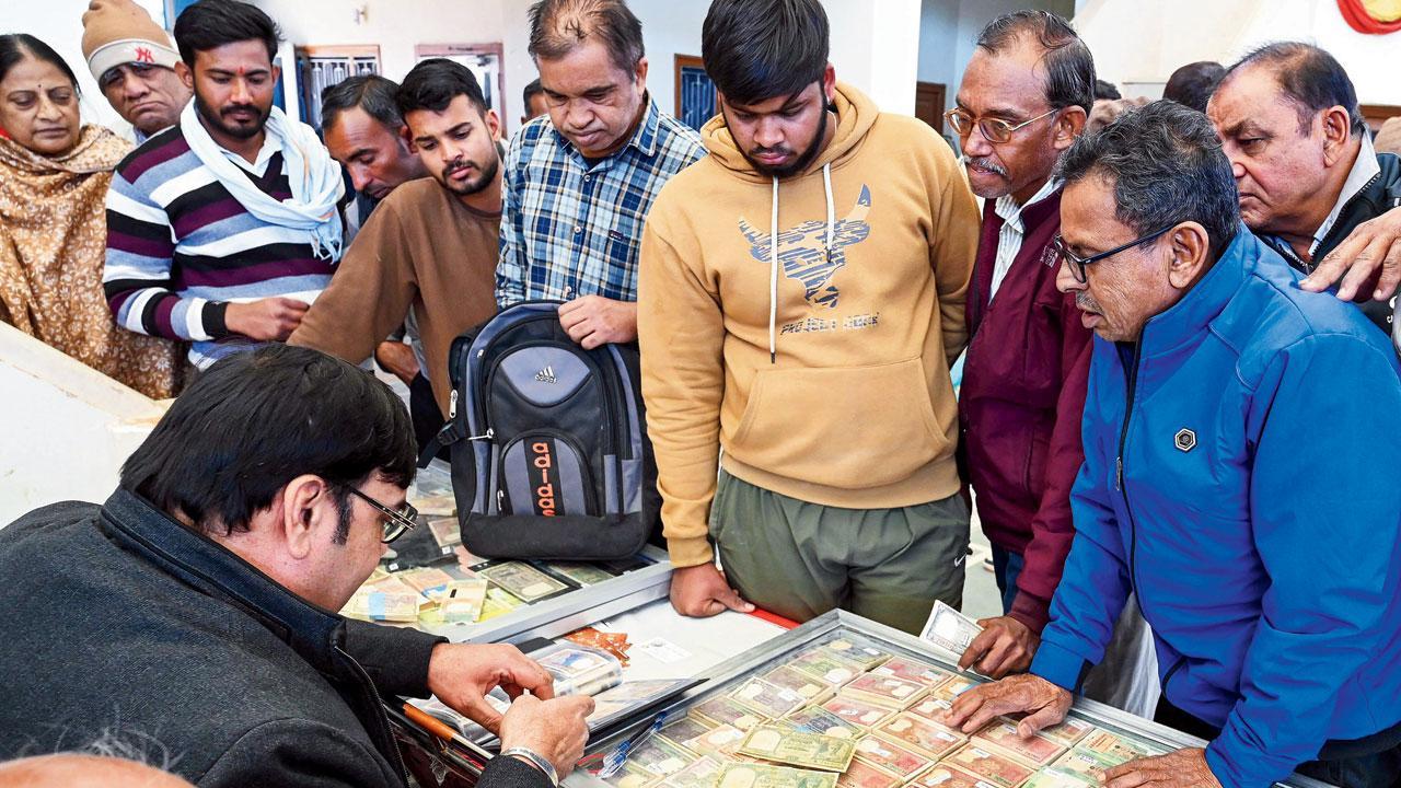 ટોચના ૫૪ મુદ્રા કલેક્ટર્સે અહીં ભાગ લીધો છે જેઓ તેમના કલેક્શનને રજૂ કરી રહ્યા છે