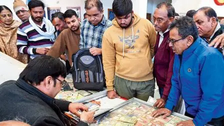 ટોચના ૫૪ મુદ્રા કલેક્ટર્સે અહીં ભાગ લીધો છે જેઓ તેમના કલેક્શનને રજૂ કરી રહ્યા છે