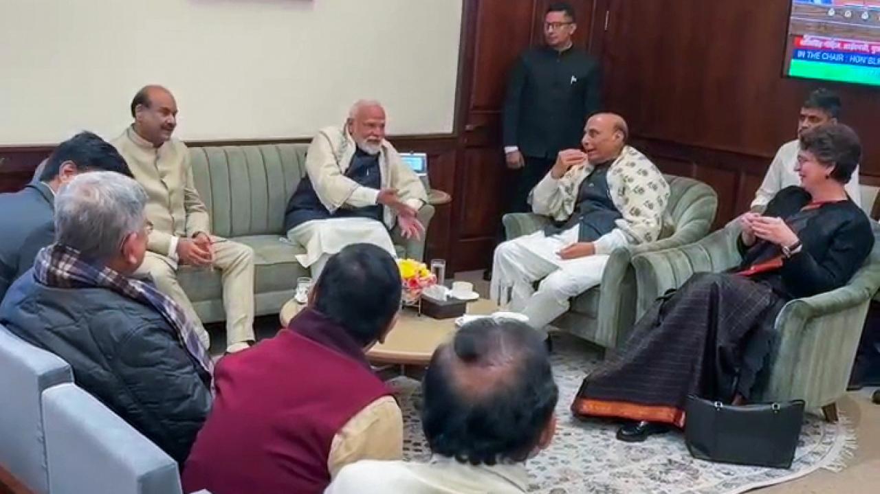 તસવીરોમાં સરકાર અને વિપક્ષ બન્નેના સાંસદો પણ એકસાથે બેઠેલા જોવા મળી રહ્યા છે. (તસવીરો: એજન્સી)