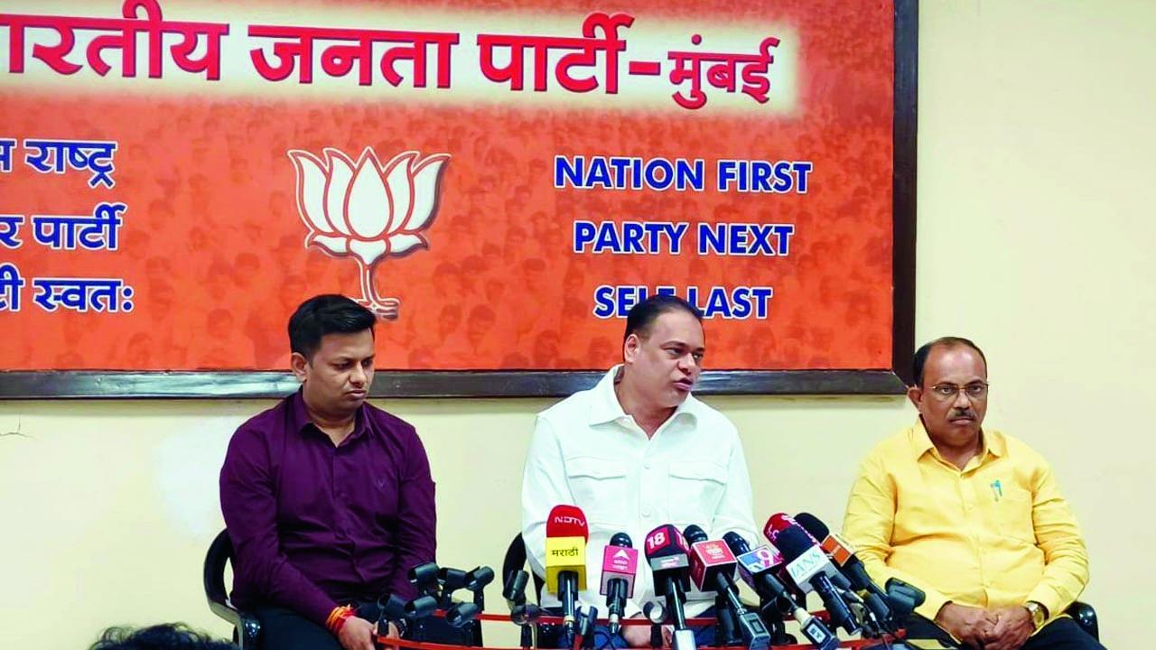 ગઈ કાલે મીડિયાને સંબોધન કરતા મુંબઈ BJPના ચીફ અમીત સાટમ.