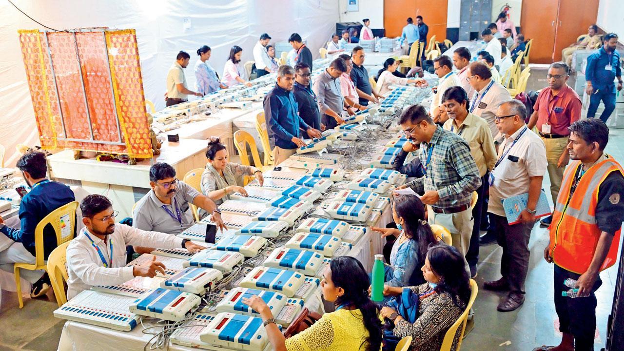 ગઈ કાલે વિક્રોલીના EVMના ગોડાઉનમાં મૉક પોલની પ્રોસેસ યોજીને ઇલેક્શન ઑફિસરોને ટ્રેઇનિંગ આપવામાં આવી હતી (તસવીરઃ શાદાબ ખાન)