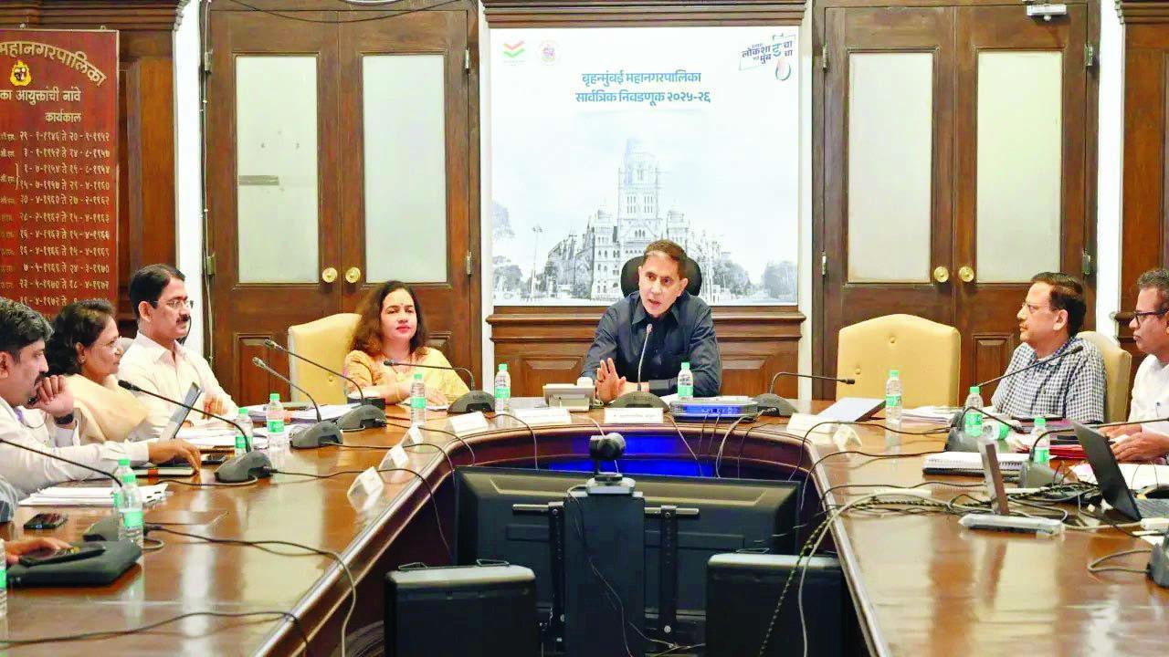 BMCના કમિશનર ભૂષણ ગગરાણીએ વિવિધ રાજકીય પક્ષોના પ્રતિનિધિઓ સાથે મીટિંગ કરી