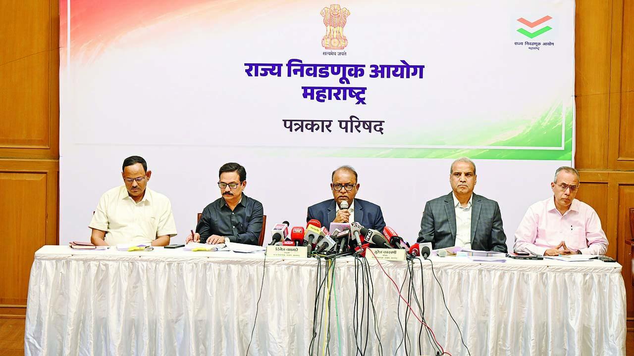 ગઈ કાલે મીડિયા સમક્ષ ૨૯ મહાનગરપાલિકાઓના ચૂંટણી-કાર્યક્રમની જાહેરાત કરતા મહારાષ્ટ્ર સ્ટેટ ઇલેક્શન કમિશનર દિનેશ ટી. વાઘમારે અને તેમની ટીમ. તસવીર : સજેત શિંદે