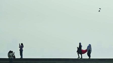 BMC ભલે કહે કે હવાની ગુણવત્તા સુધરી છે, પણ ગઈ કાલે મરીન ડ્રાઇવ પરનું વાતાવરણ કંઈક જુદી જ હકીકત બયાન કરી રહ્યું હતું. તસવીર : આશિષ રાજે