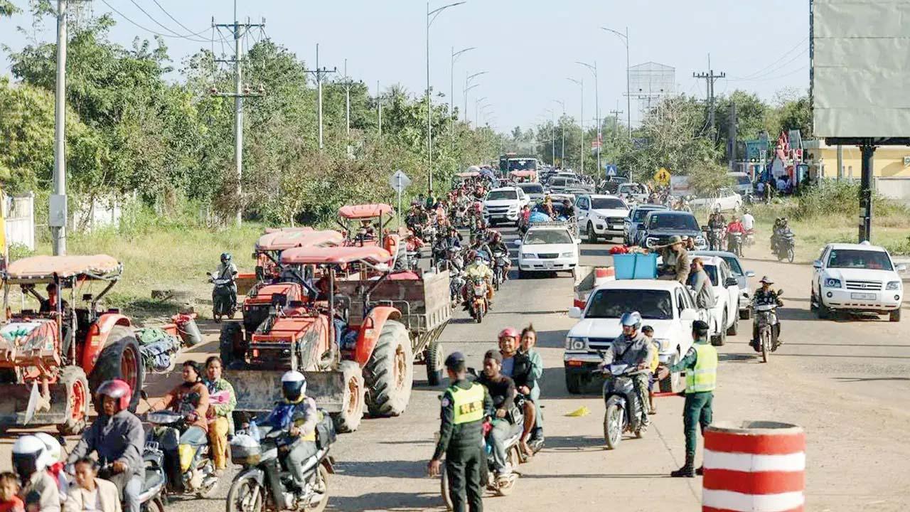 સોમવારે થાઇલેન્ડ સરહદે આવેલા કંબોડિયાના ઓડર મીંચે પ્રાંતમાંથી સ્થાનિક રહેવાસીઓ સ્થળાંતર કરી રહ્યા છે.