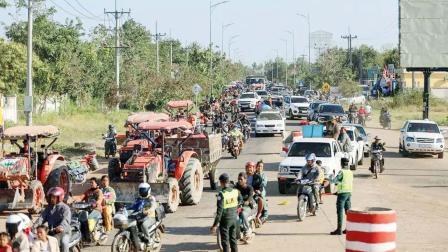 સોમવારે થાઇલેન્ડ સરહદે આવેલા કંબોડિયાના ઓડર મીંચે પ્રાંતમાંથી સ્થાનિક રહેવાસીઓ સ્થળાંતર કરી રહ્યા છે.