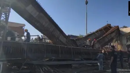 વલસાડમાં ઔરંગા નદી પર નિર્માણાધીન નવો પુલ તૂટી પડ્યો (તસવીર સૌજન્ય: સોશિયલ મીડિયા) 