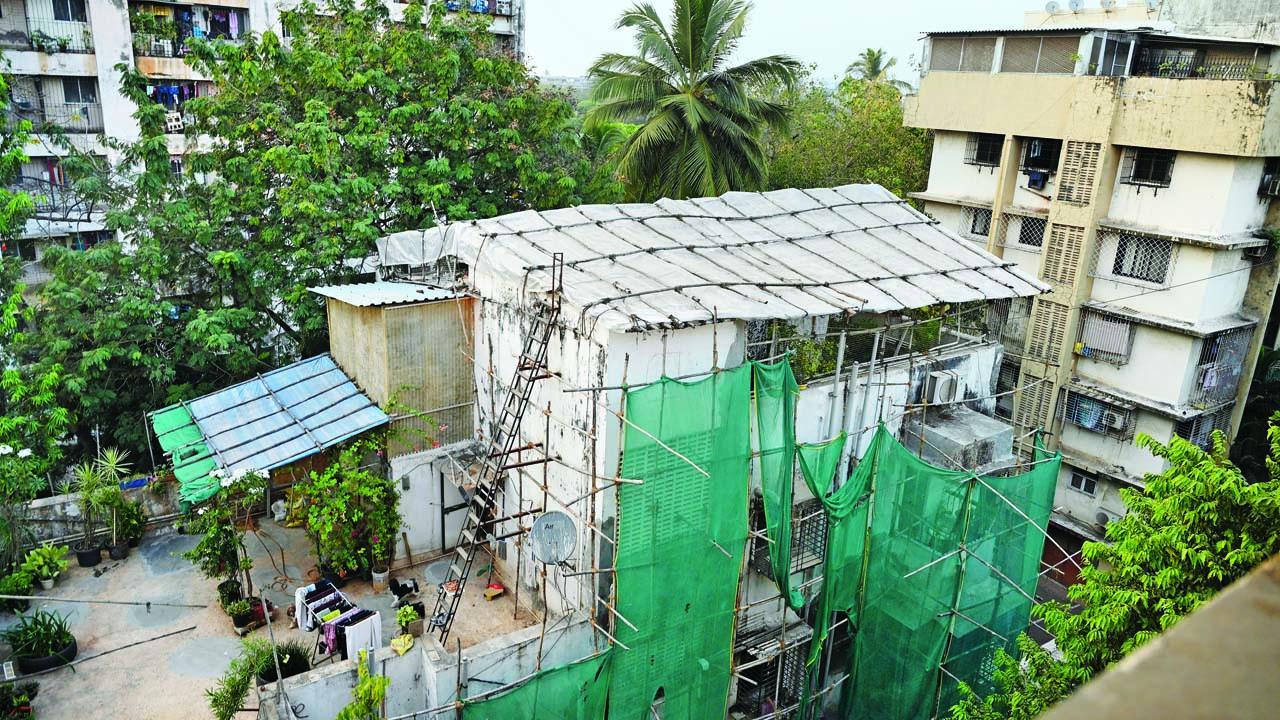 આર્મી વાયરલેસ ટ્રાન્સમિશન સ્ટેશનના ૫૦૦ મીટરના વર્તુળમાં આવતી જુહુની સોસાયટીઓ. તસવીર : નિમેશ દવે