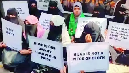 વિદ્યાર્થિનીઓએ બુરખો પહેરવાની પરવાનગી માગતાં પોસ્ટરો લઈને હડતાળ શરૂ કરી હતી.