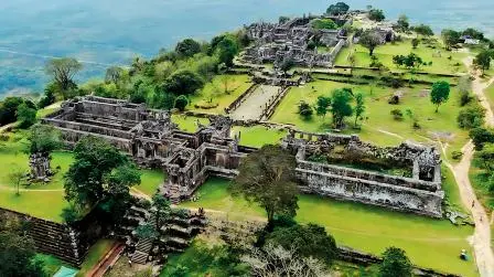 પર્વતની ટોચ પર આવેલા હિન્દુ શિવ મંદિરનો ડ્રોન વ્યુ.