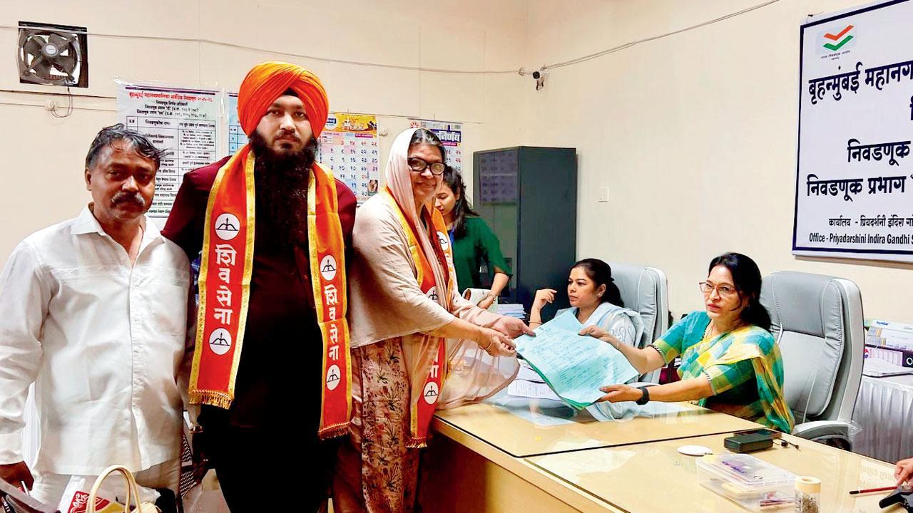 શિવસેનાના ત્રણ કાર્યકરોએ ગઈ કાલે અપક્ષ તરીકે ફૉર્મ ભર્યું હતું.